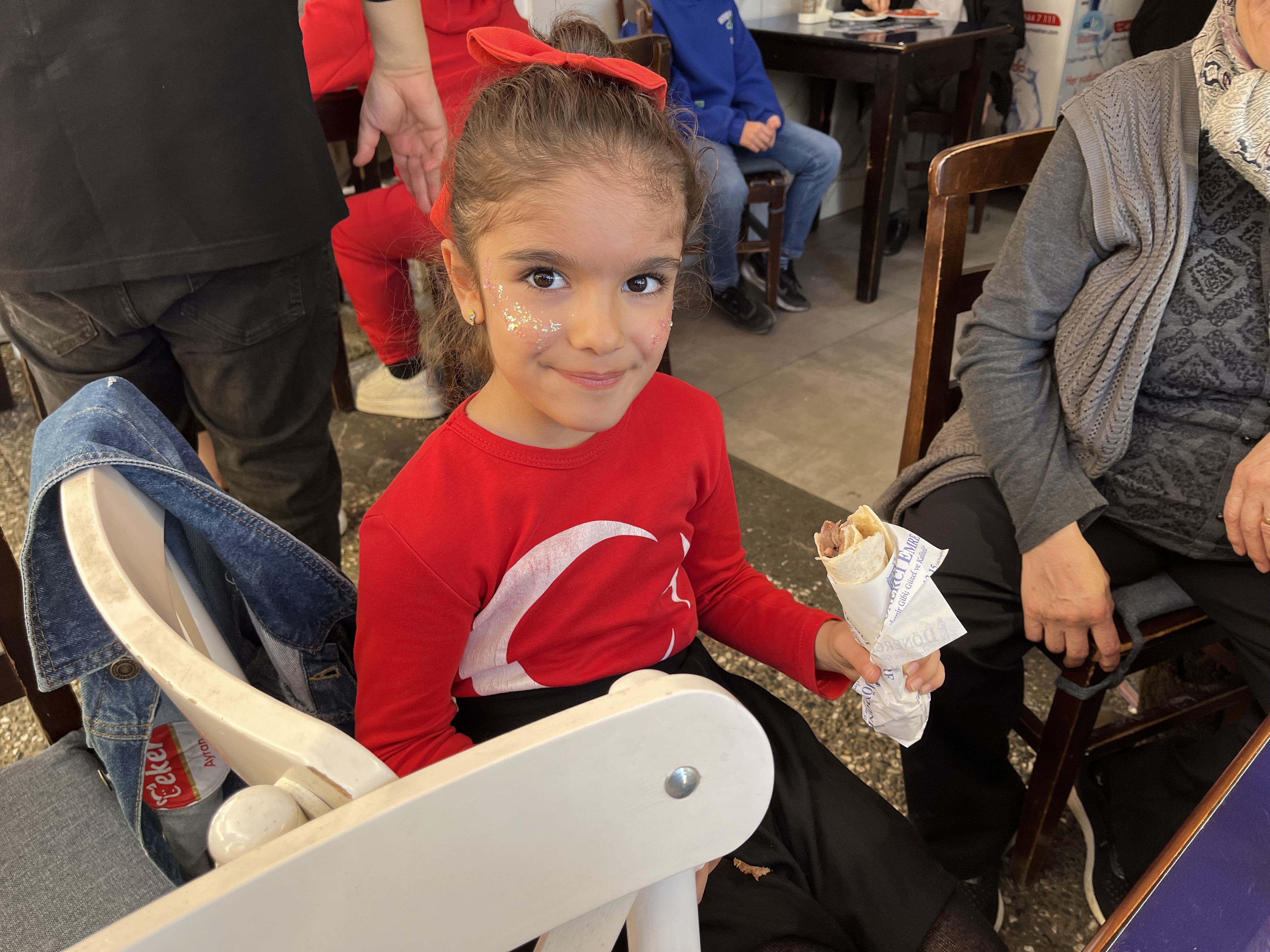 İzmir’de Dönerci Çift Geleneği Bozmadı 29 Ekim’de Çocuklara Ücretsiz Döner Dağıttı (8)