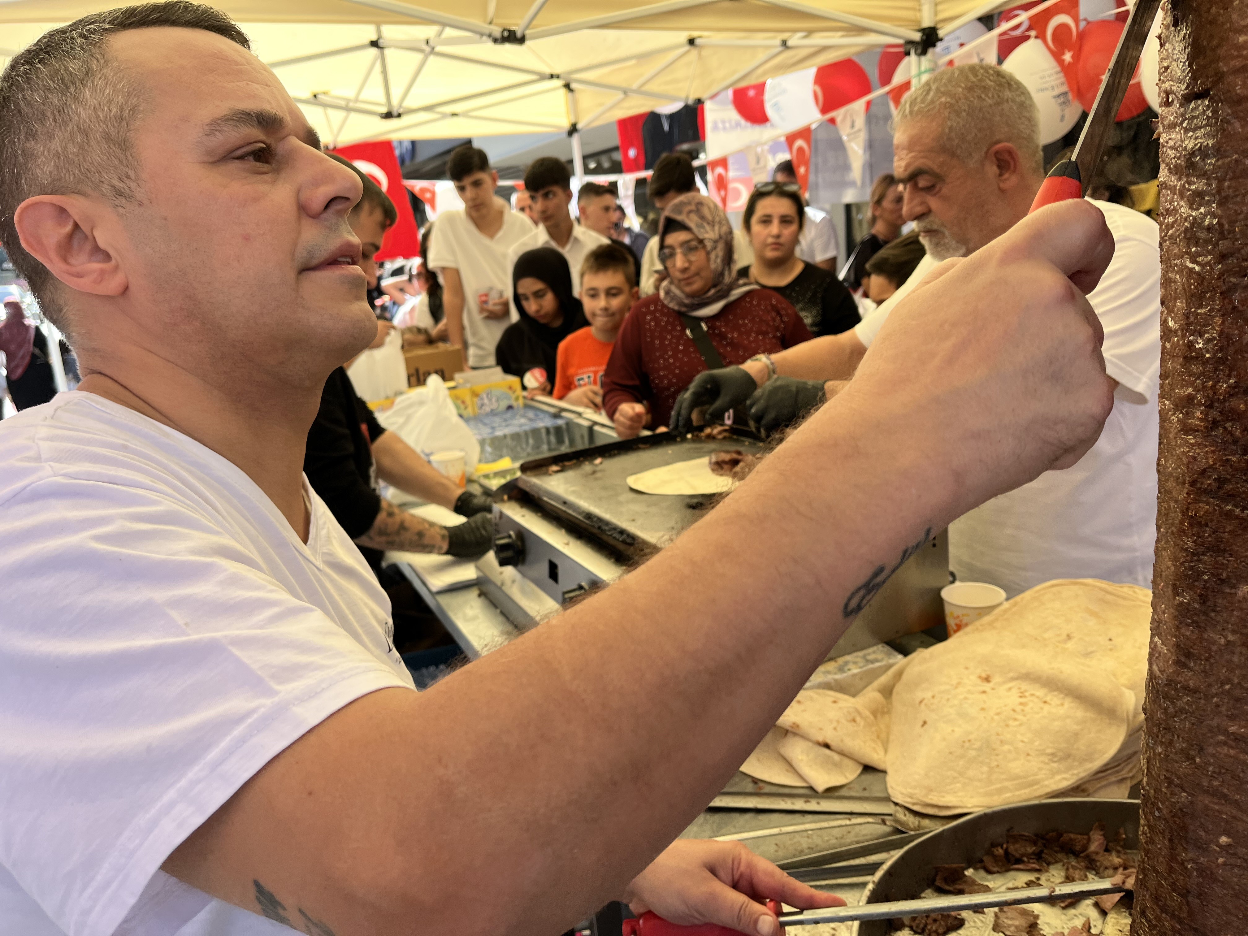 İzmir’de Dönerci Çift Geleneği Bozmadı 29 Ekim’de Çocuklara Ücretsiz Döner Dağıttı (9)
