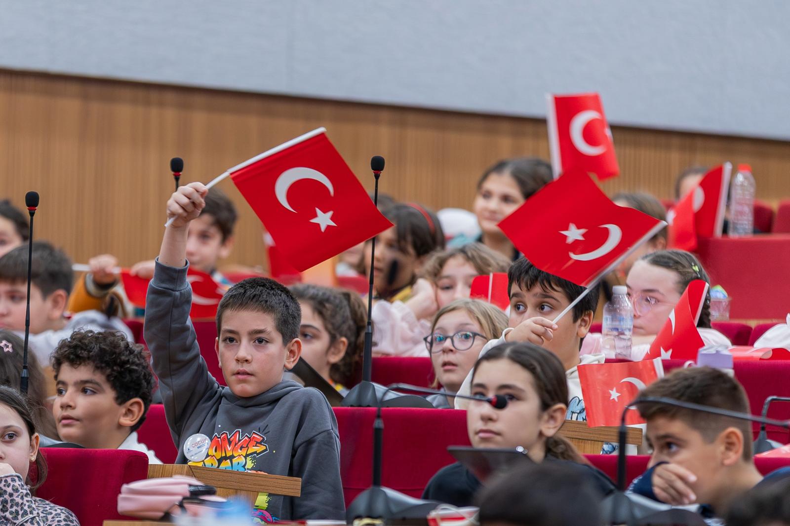 İzmir’de Gençlerle Cumhuriyet Buluşması Başkan Tugay’dan Önemli Mesajlar (13)