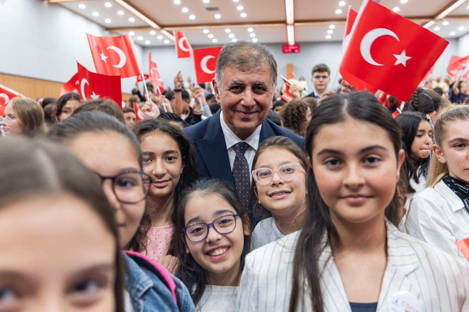 İzmir’de Gençlerle Cumhuriyet Buluşması Başkan Tugay’dan Önemli Mesajlar (15)