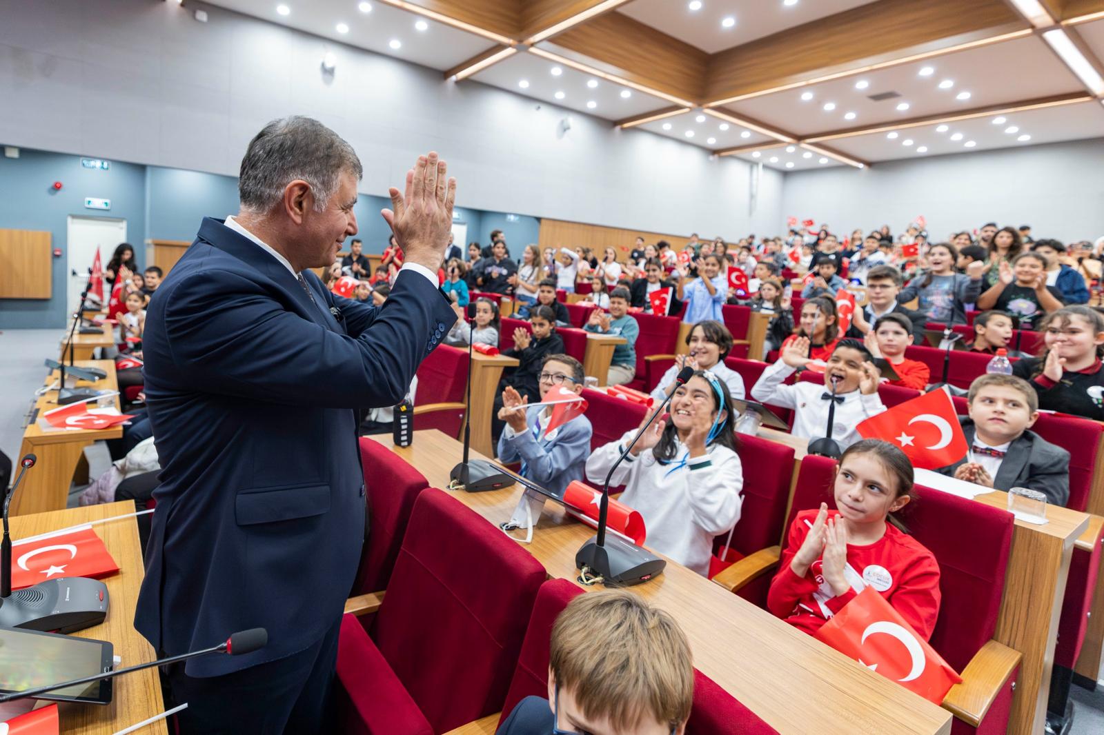 İzmir’de Gençlerle Cumhuriyet Buluşması Başkan Tugay’dan Önemli Mesajlar (8)