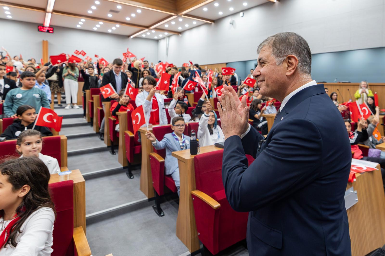 İzmir’de Gençlerle Cumhuriyet Buluşması Başkan Tugay’dan Önemli Mesajlar (9)