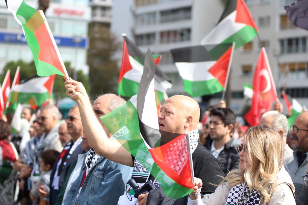 İzmir’de “Kararlıyız, Sumud’un Yanındayız