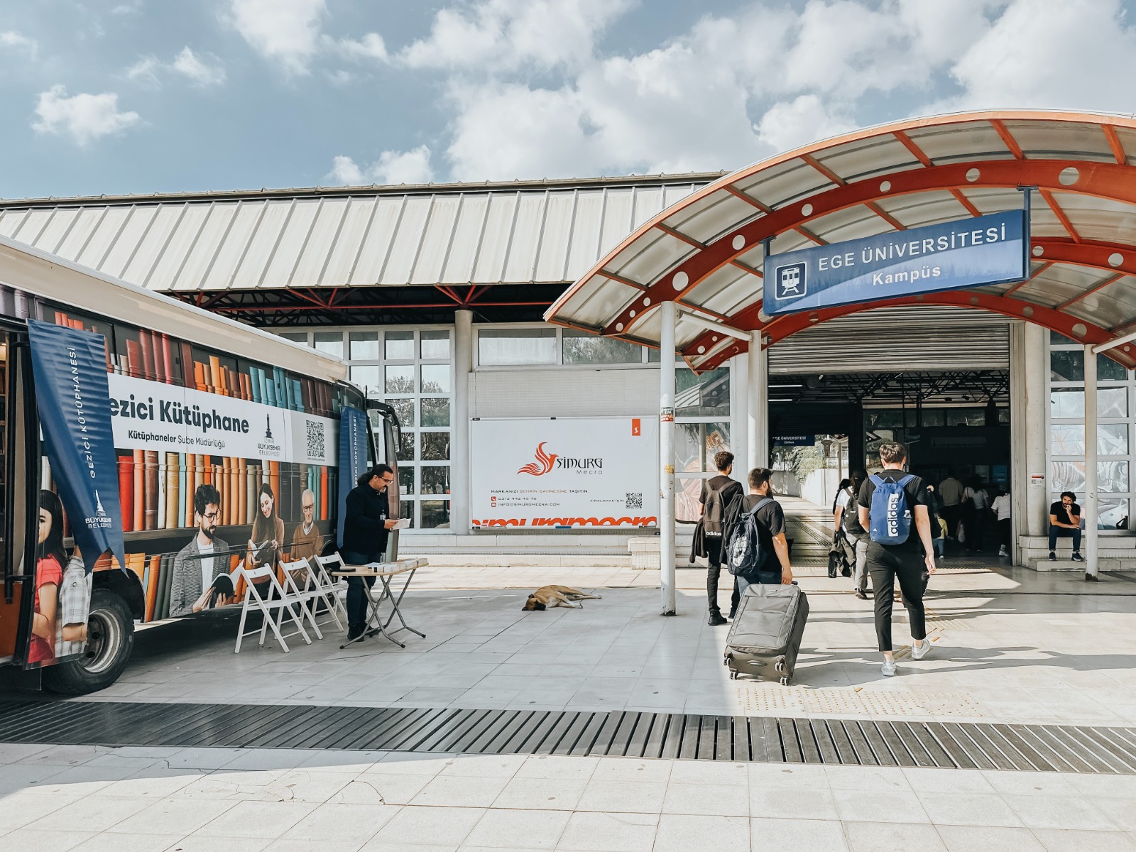 İzmir’de Öğrencilere Kitap Desteği Gezici Kütüphane Başlıyor (2)