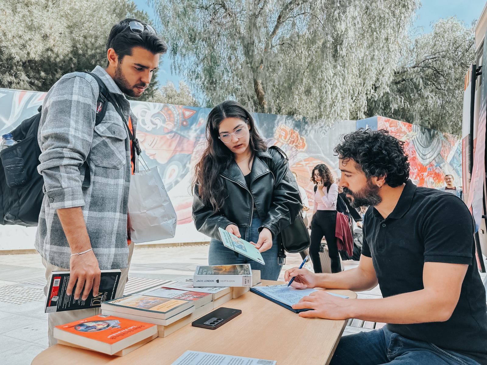 İzmir’de Öğrencilere Kitap Desteği Gezici Kütüphane Başlıyor (4)