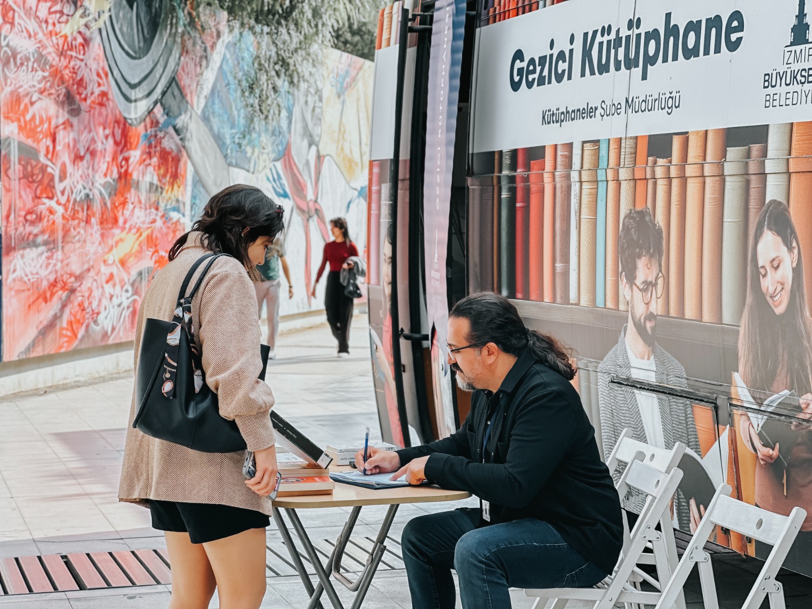 İzmir’de Öğrencilere Kitap Desteği Gezici Kütüphane Başlıyor (5)