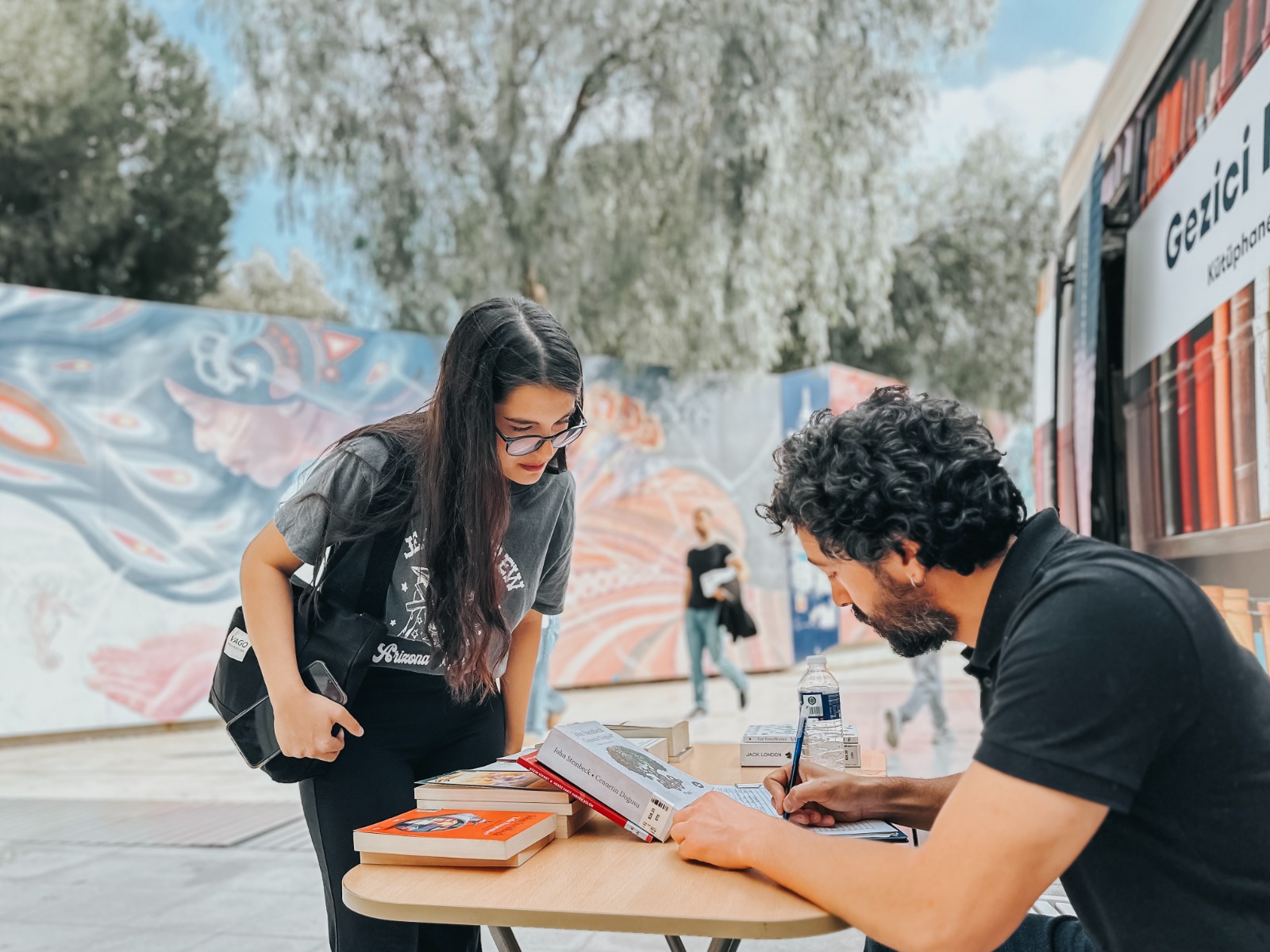 İzmir’de Öğrencilere Kitap Desteği Gezici Kütüphane Başlıyor (6)