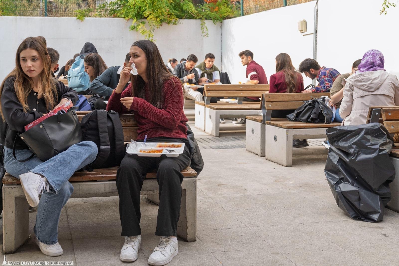 İzmir’de Üniversite Öğrencilerine Ücretsiz Sıcak Yemek 2