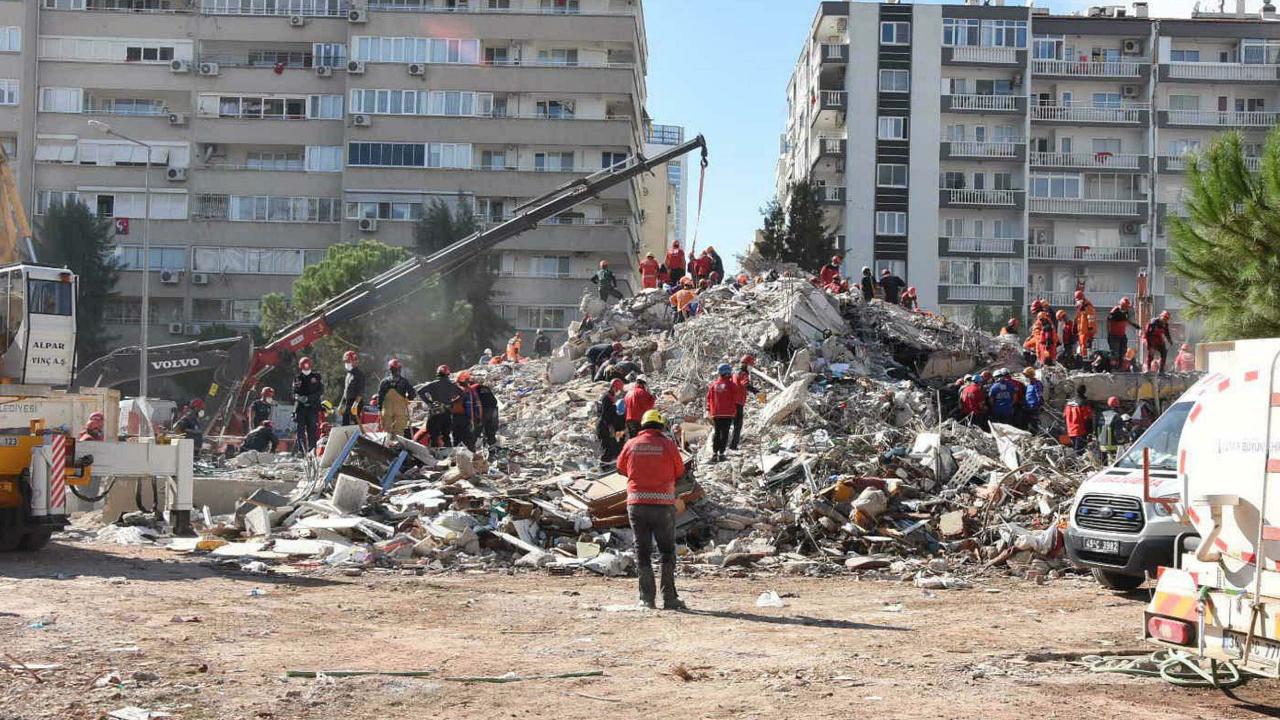 İzmir'in Acısı Hala Taze! 117 Can Unutulmadı 30 Ekim Depreminin Üzerinden 5 Yıl Geçti (3)-1