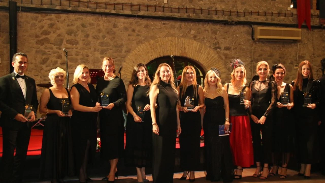 İzmirli Eczacılardan Cumhuriyet Coşkusuna Görkemli Balo (1)