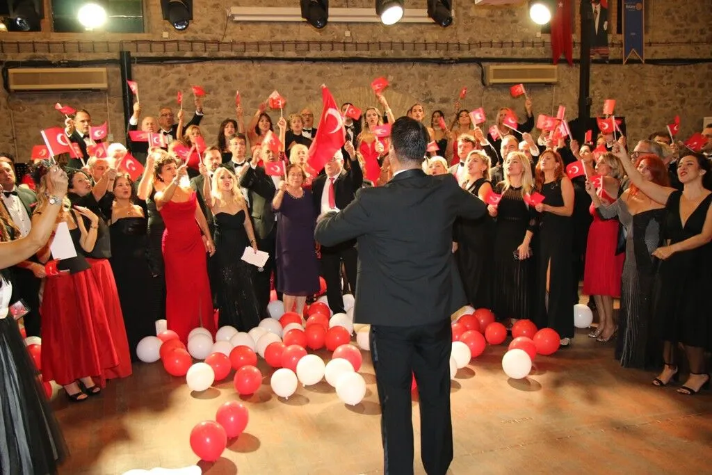 İzmirli Eczacılardan Cumhuriyet Coşkusuna Görkemli Balo (2)