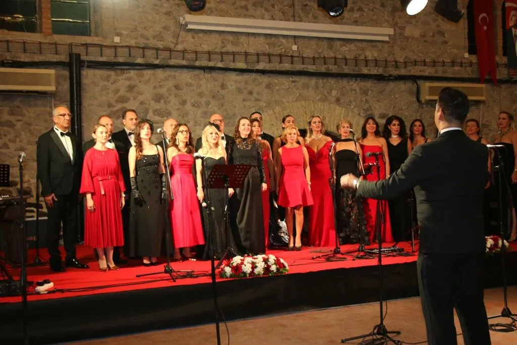 İzmirli Eczacılardan Cumhuriyet Coşkusuna Görkemli Balo (3)