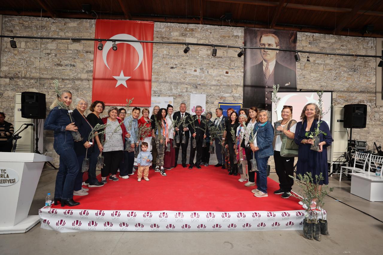 Kadın Emeğine Anlamlı Kutlama Urla’da Dünya Kadın Çiftçiler Günü Coşkusu (6)