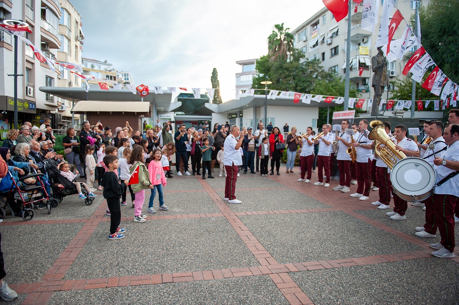 Karşıyaka 7’Den 77’Ye Cumhuriyet Coşkusuyla Ayağa Kalktı! (2)