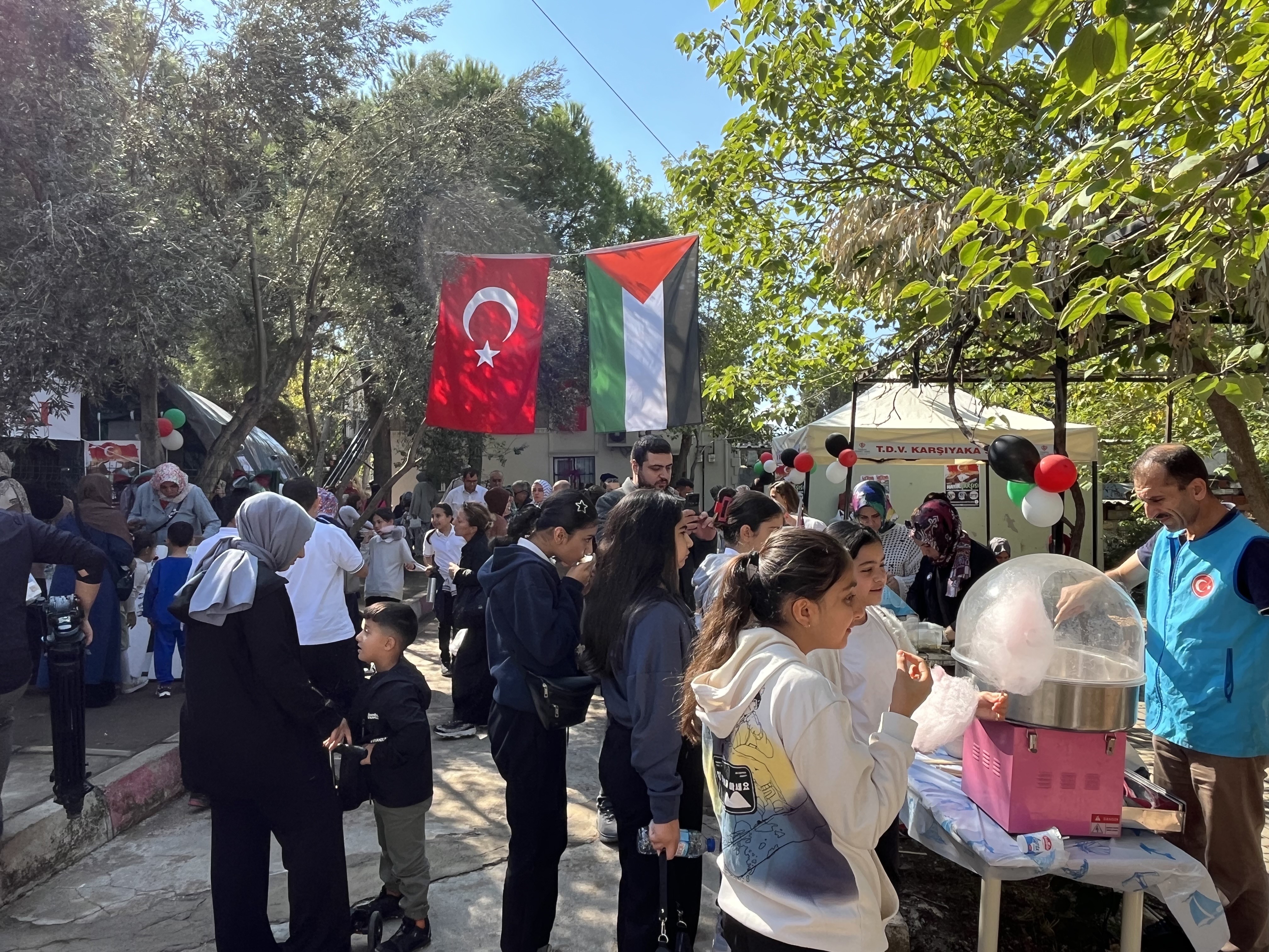 Karşıyaka’dan Gazze’ye Uzanan Yardım Eli Hayır Çarşısı Büyük Ilgi Gördü (1)