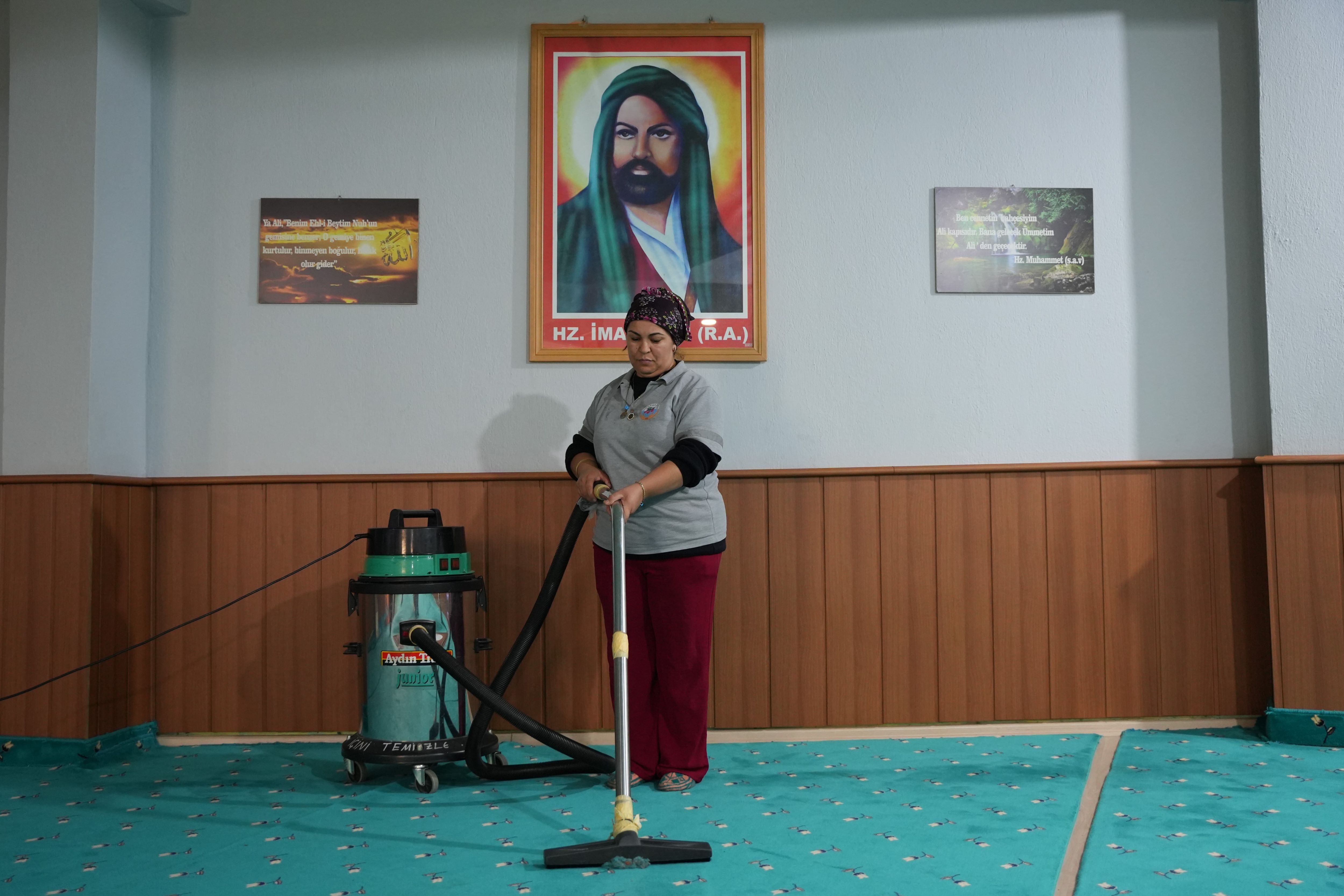 Kemalpaşa Belediyesi’nden Örnek Hizmet İbadethaneler Düzenli Olarak Temizleniyor (2)