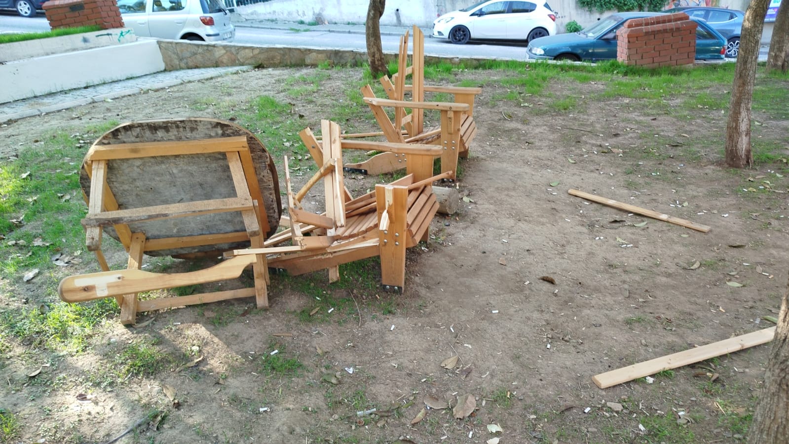 Konak’ta Yenilenen Parkta Vandallık Banklar Paramparça Edildi (2)