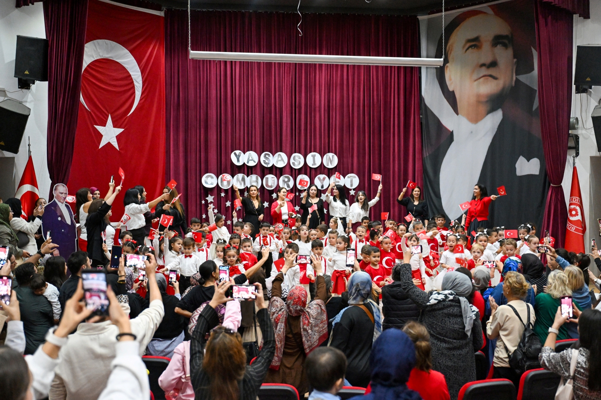 Miniklerden Sahneyi Sallayan Cumhuriyet Şov! (1)