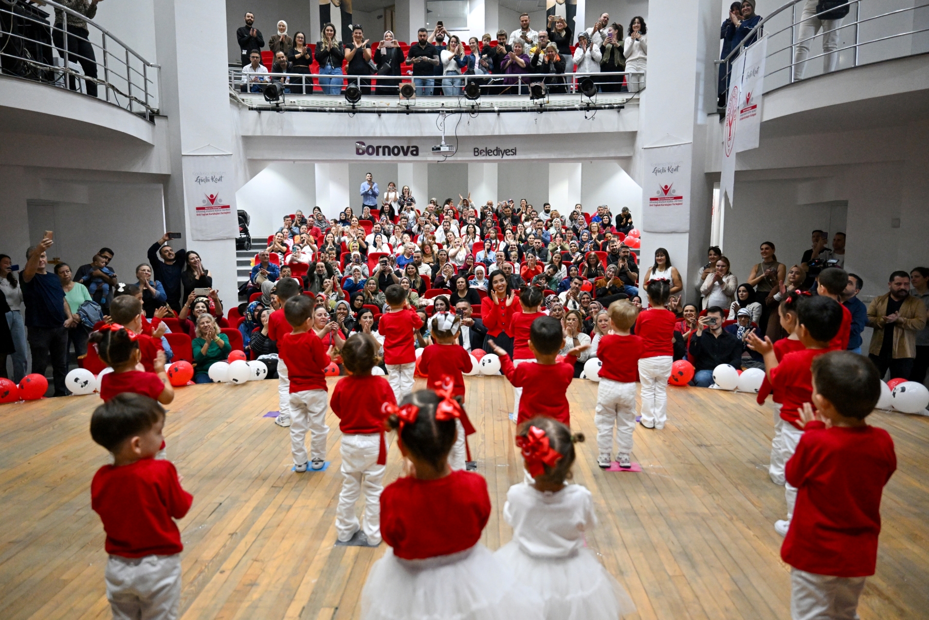 Miniklerden Sahneyi Sallayan Cumhuriyet Şov! (2)