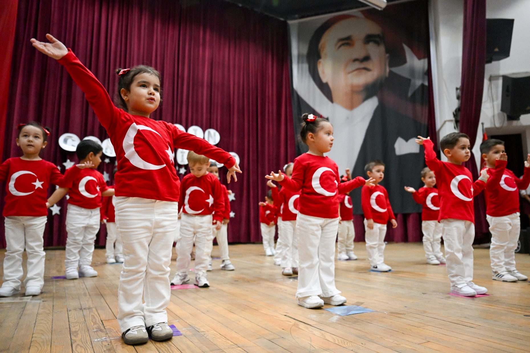 Miniklerden Sahneyi Sallayan Cumhuriyet Şov! (3)