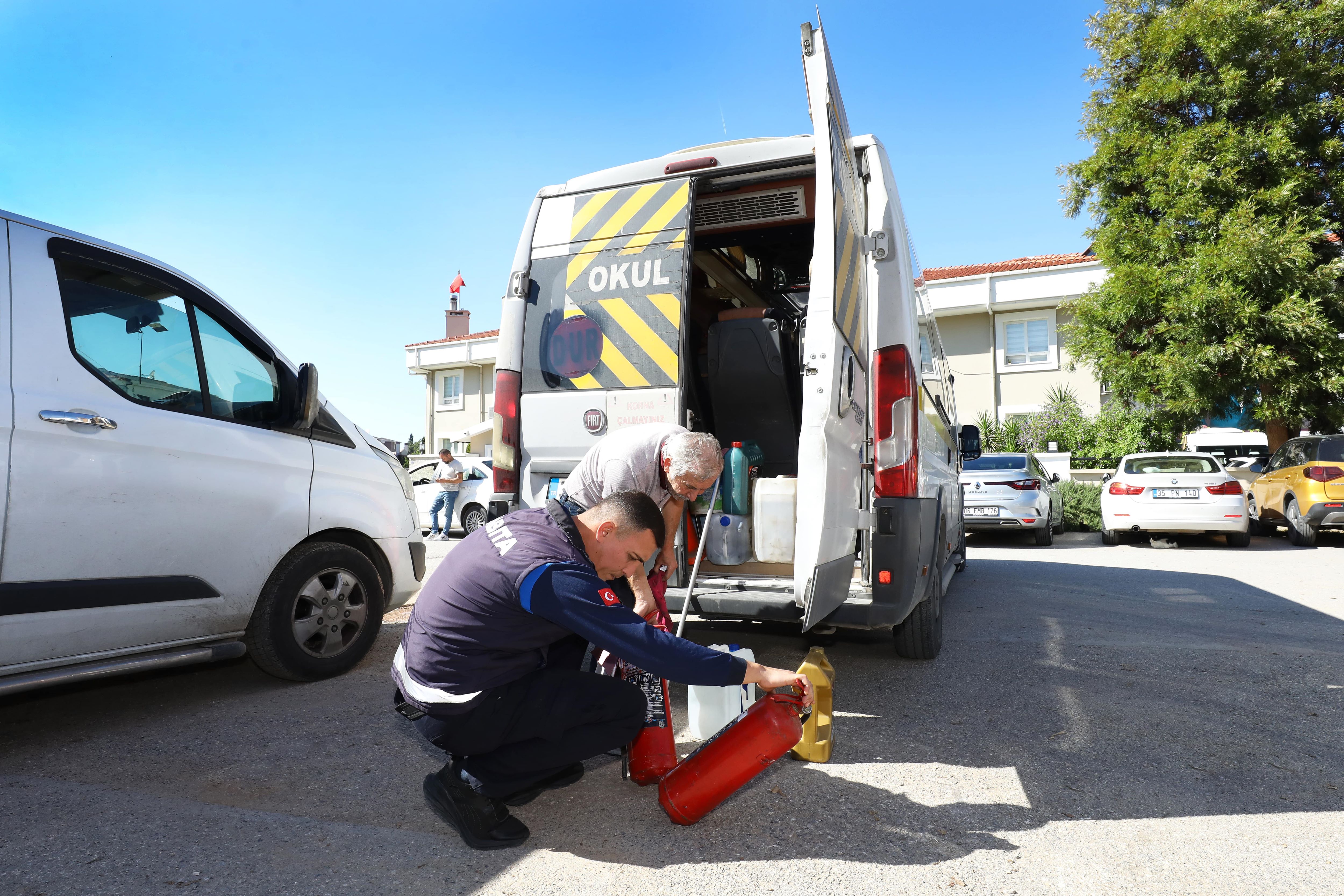 Narlıdere’de Okul Servislerine Sıkı Denetim! Eksikleri Affetmediler (2)