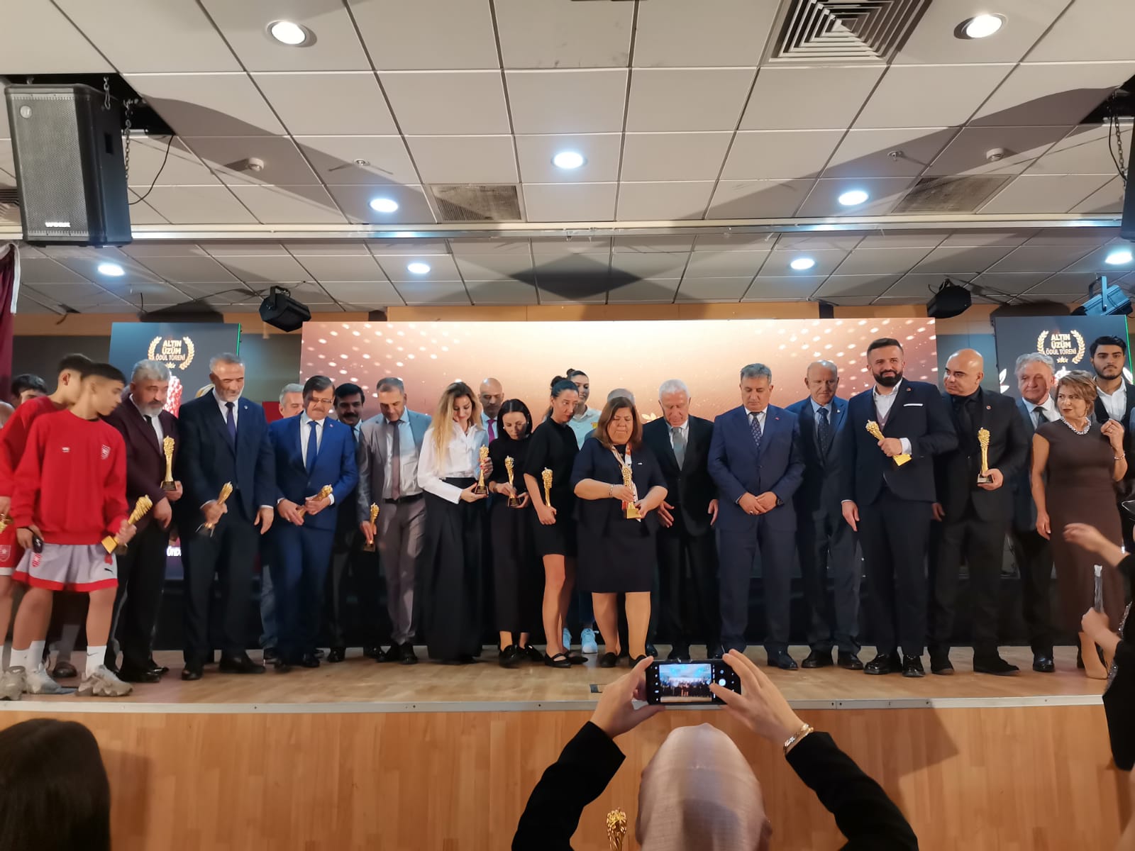 Nurgül Saltık, 2025 Altın Üzüm Ödülleri’nde ‘İyilik Elçisi’ Seçildi (6)