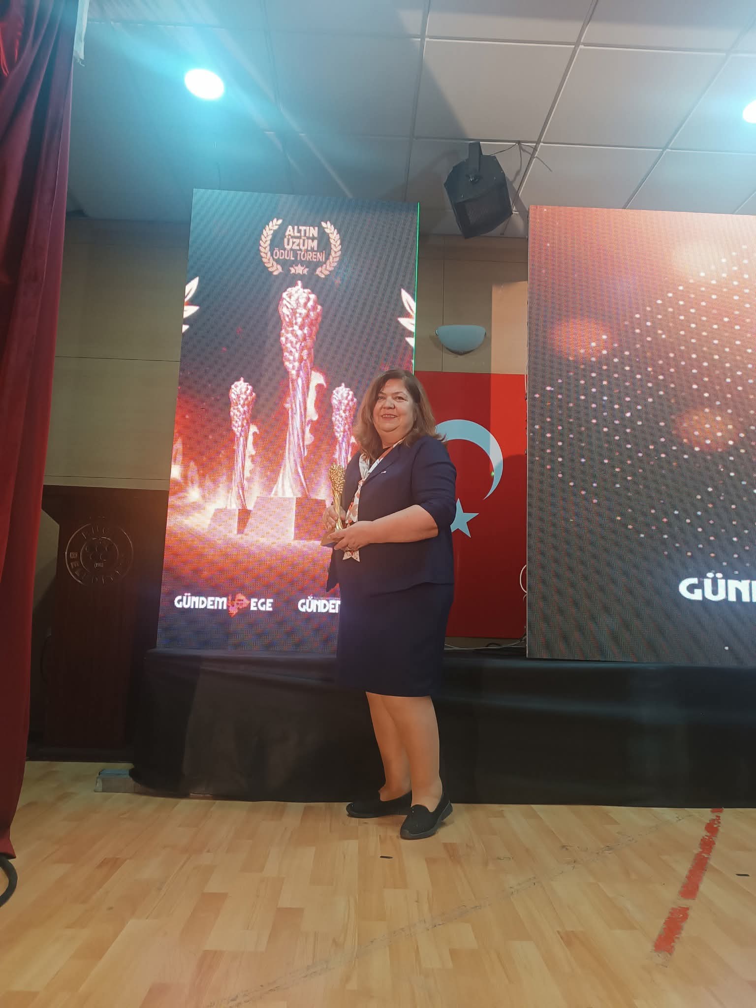 Nurgül Saltık, 2025 Altın Üzüm Ödülleri’nde ‘İyilik Elçisi’ Seçildi (8)