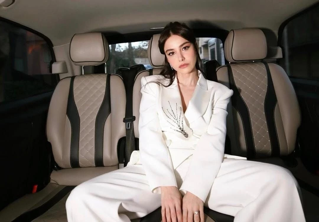 Özge Gürel, yeteneği, uluslararası başarıları ve ekranlardaki unutulmaz karakterleriyle Türk televizyonunun parlayan yıldızlarından biri olmaya devam ediyor. Hem televizyon hem de sinema ve dijital platformlarda projelerine hız kesmeden devam eden oyuncu, gelecek yıllarda da adından sıkça söz ettirecek gibi görünüyor.