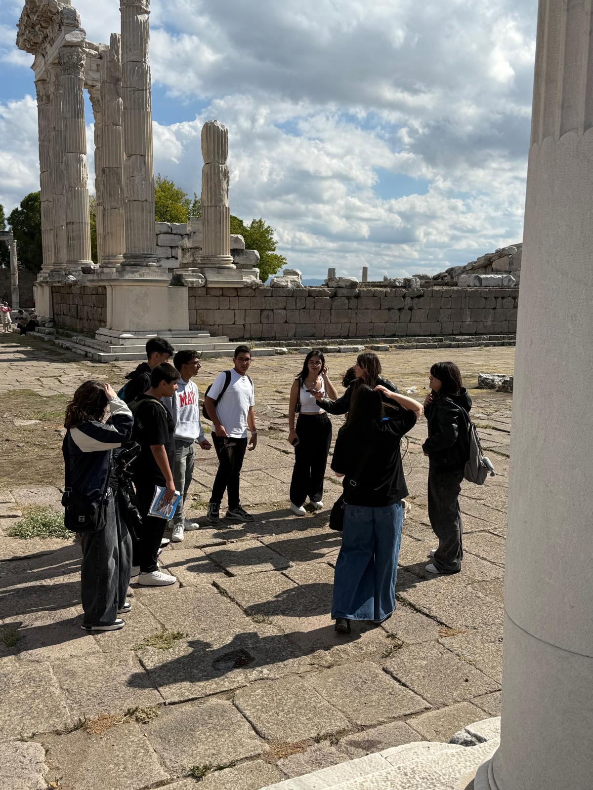 Pergamon Antik Kenti Sınıf Oldu Öğrenciler Konuşarak Öğrendi (3)