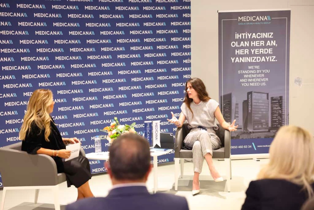 “Sezonun Hikâyesi Çeşme’de Yaz” Söyleşisi Arkas Sanat Alaçatı’da Yapıldıphoto 2025 10 06 12 01 27