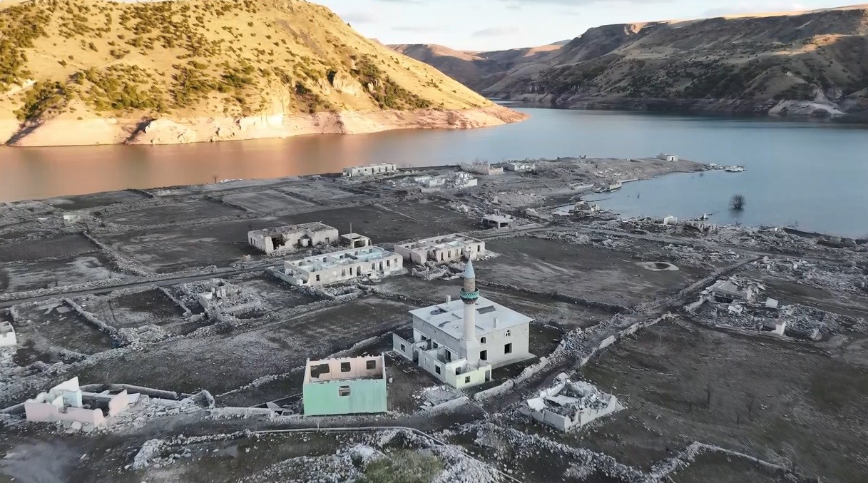 Sular Çekildi Tarihi Köy Yeniden Gün Yüzüne Çıktı! Manzara Görenleri Şaşkına Çevirdi (1)