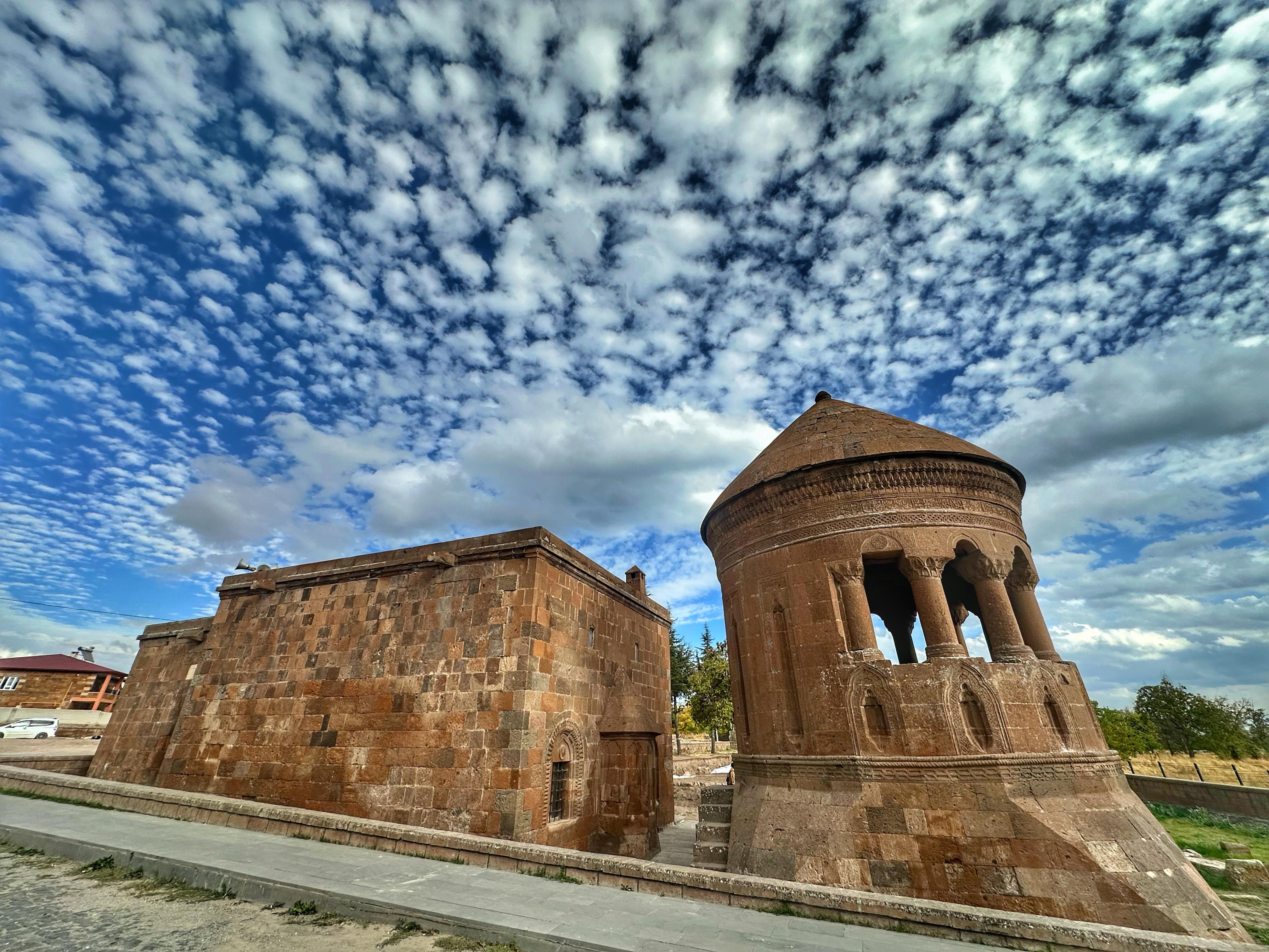 Tarihi Ahlat Kümbetleri Bulutlarla Mest Etti (2)