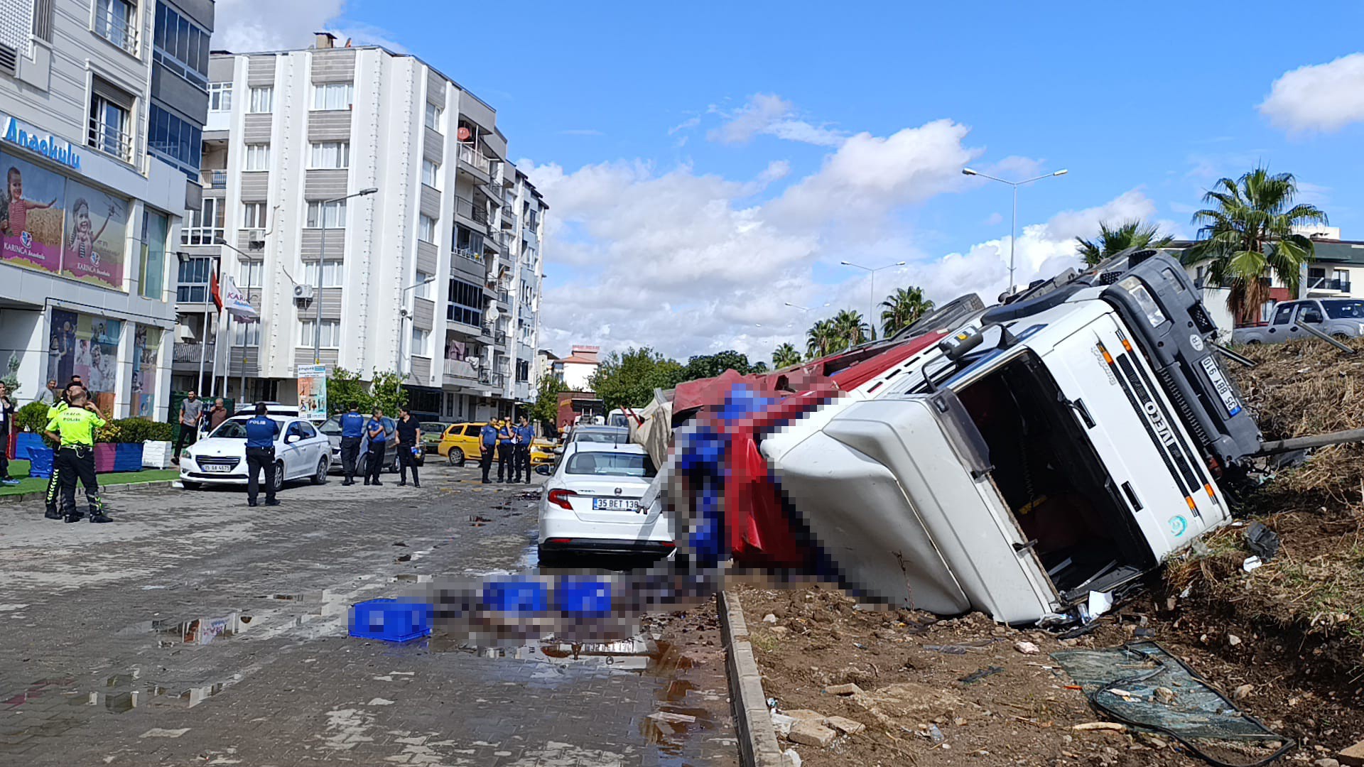 Torbalı’da Feci Kaza Tır Viyadükten Uçtu, 2 Araç Ezildi