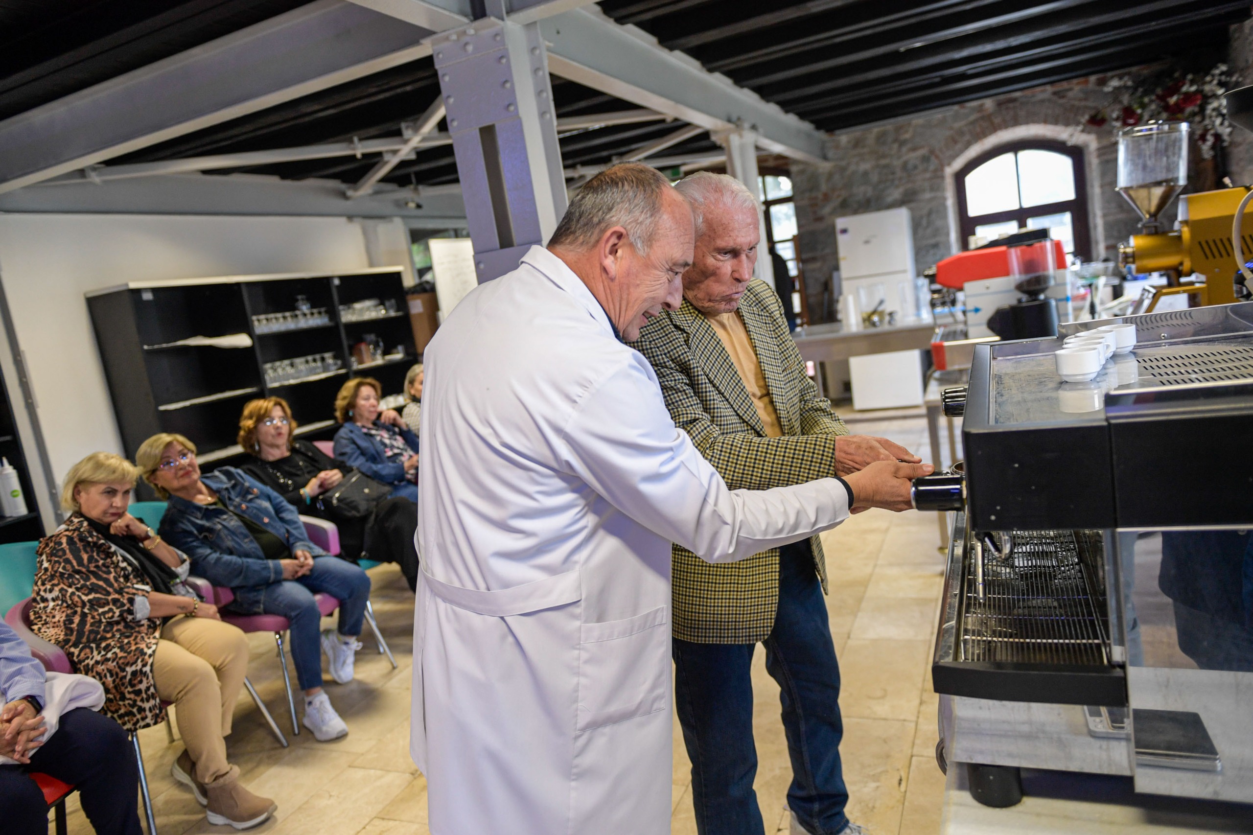 Torunlar Şaşıracak İzmirli Büyükler Latte Ve Cappuccino Öğrendi (9)