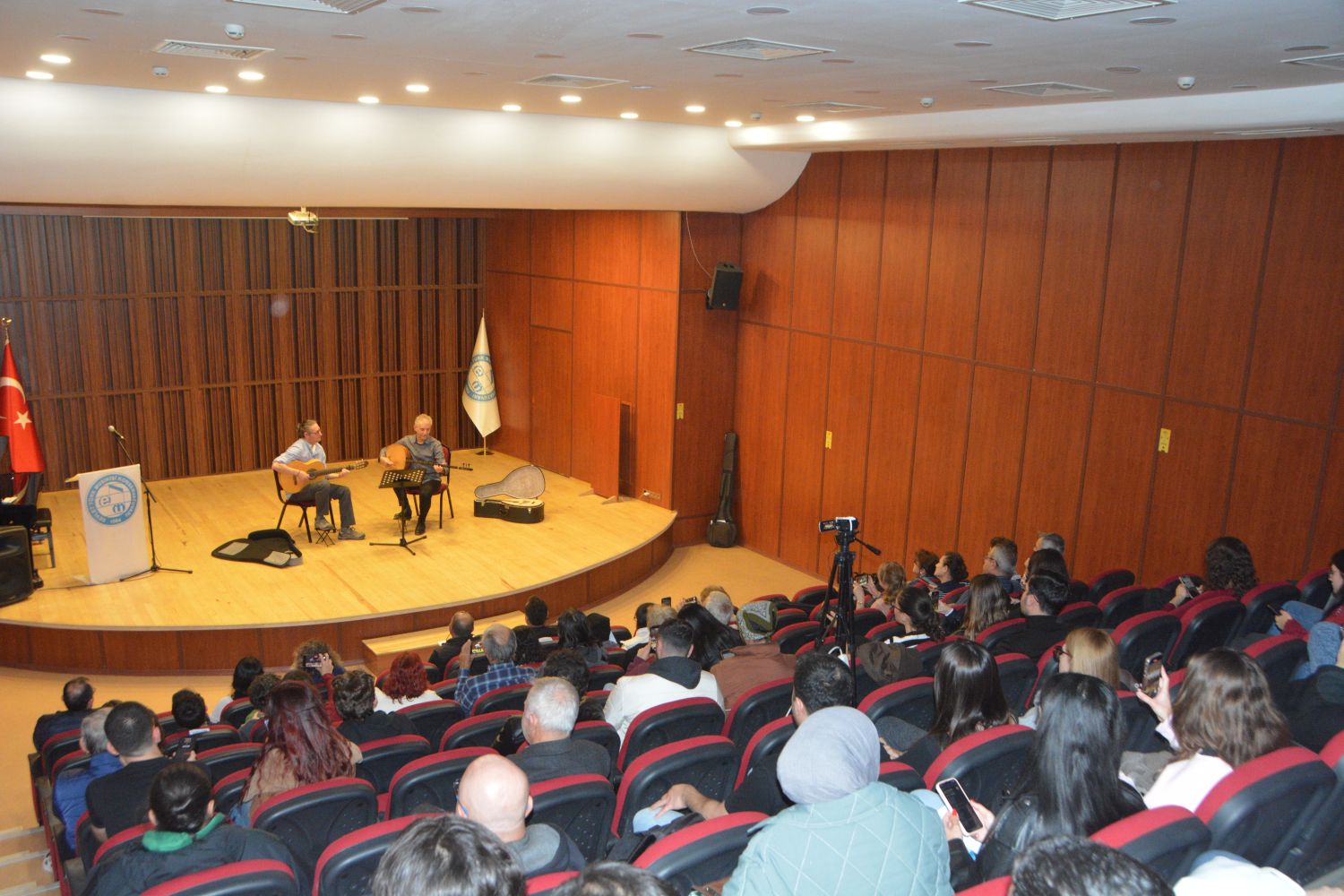 15 Yıllık Gitar Tutkusu Sahneyi Salladı (2)