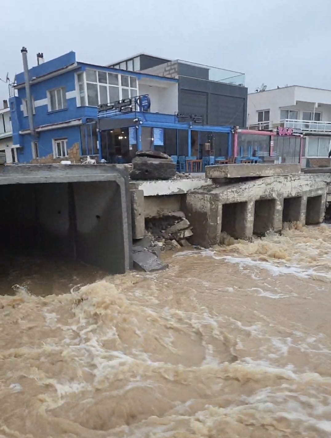 İzmir genelinde dün akşamdan bu yana etkili olan sağanak, özellikle Karaburun, Foça, Çeşme ve Dikili ilçelerinde hayatı olumsuz etkiledi.
