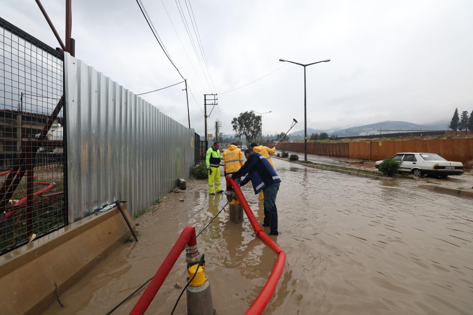 İzmir genelinde dün akşamdan bu yana etkili olan sağanak, özellikle Karaburun, Foça, Çeşme ve Dikili ilçelerinde hayatı olumsuz etkiledi.