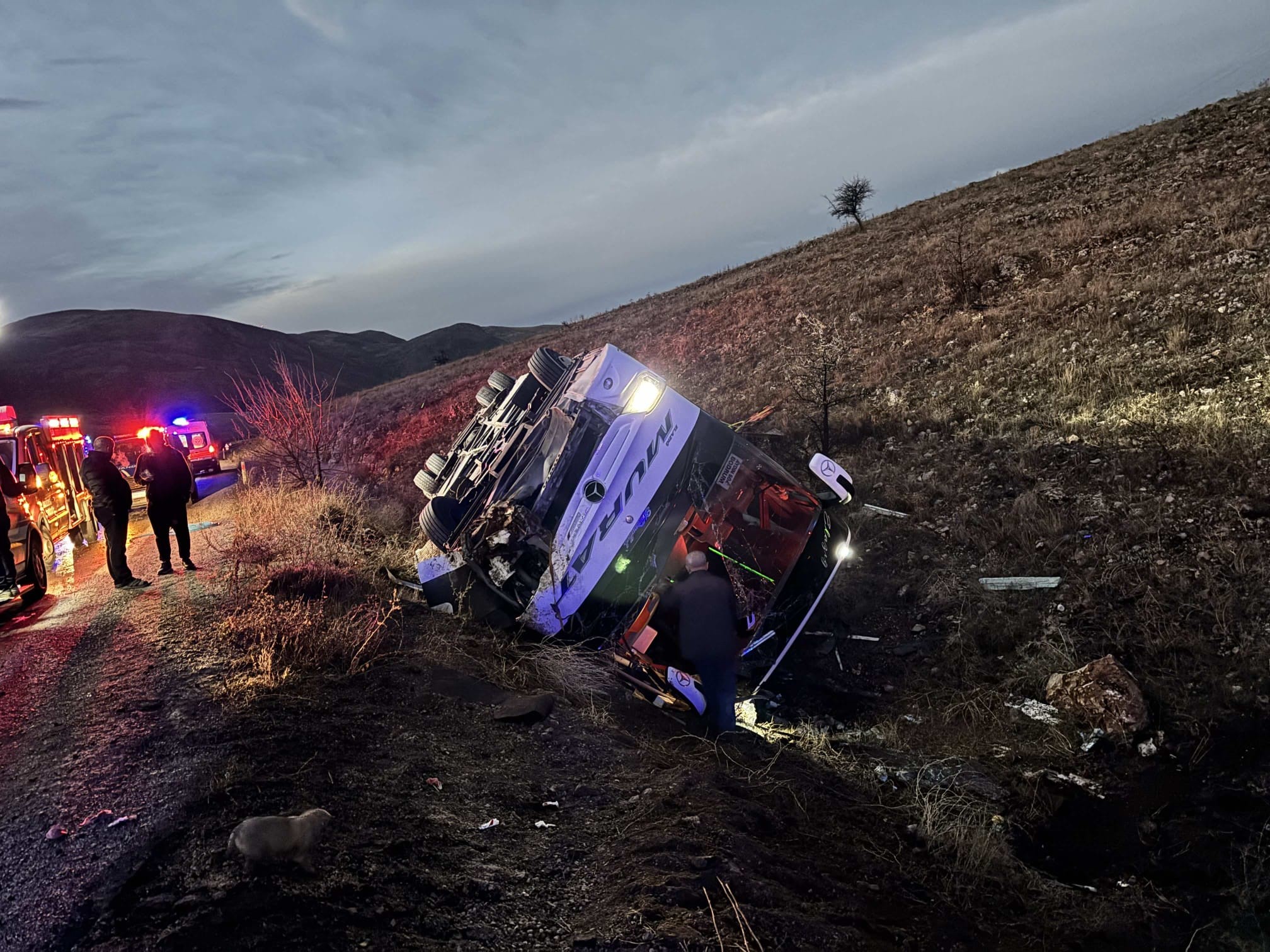 Afyonkarahisar’da Yolcu Otobüsü Devrildi Ölü Ve Yaralılar Var (2)