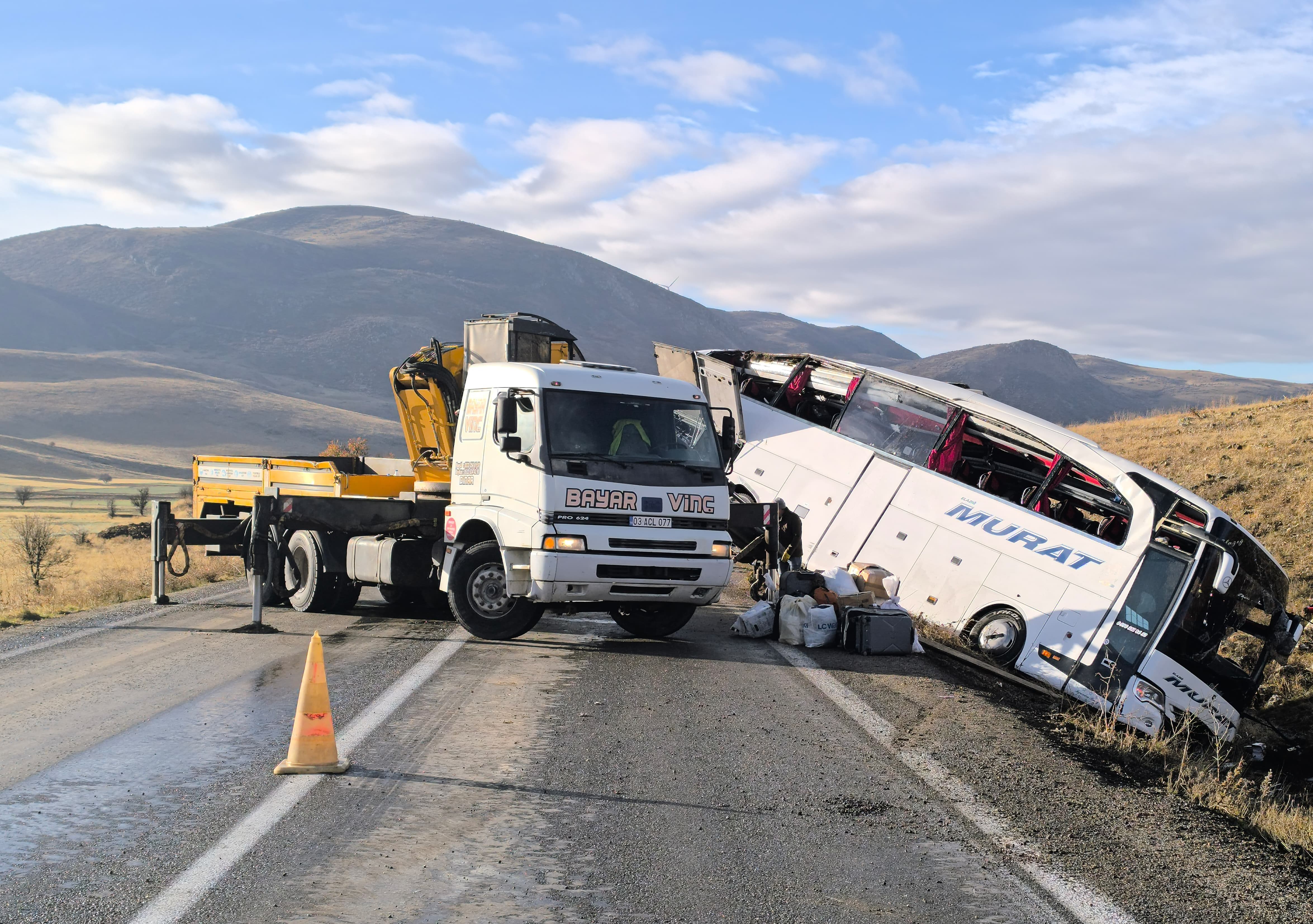 Afyonkarahisar’daki Otobüs Kazasında Kimlik Tespit Çalışmaları Sürüyor (2)