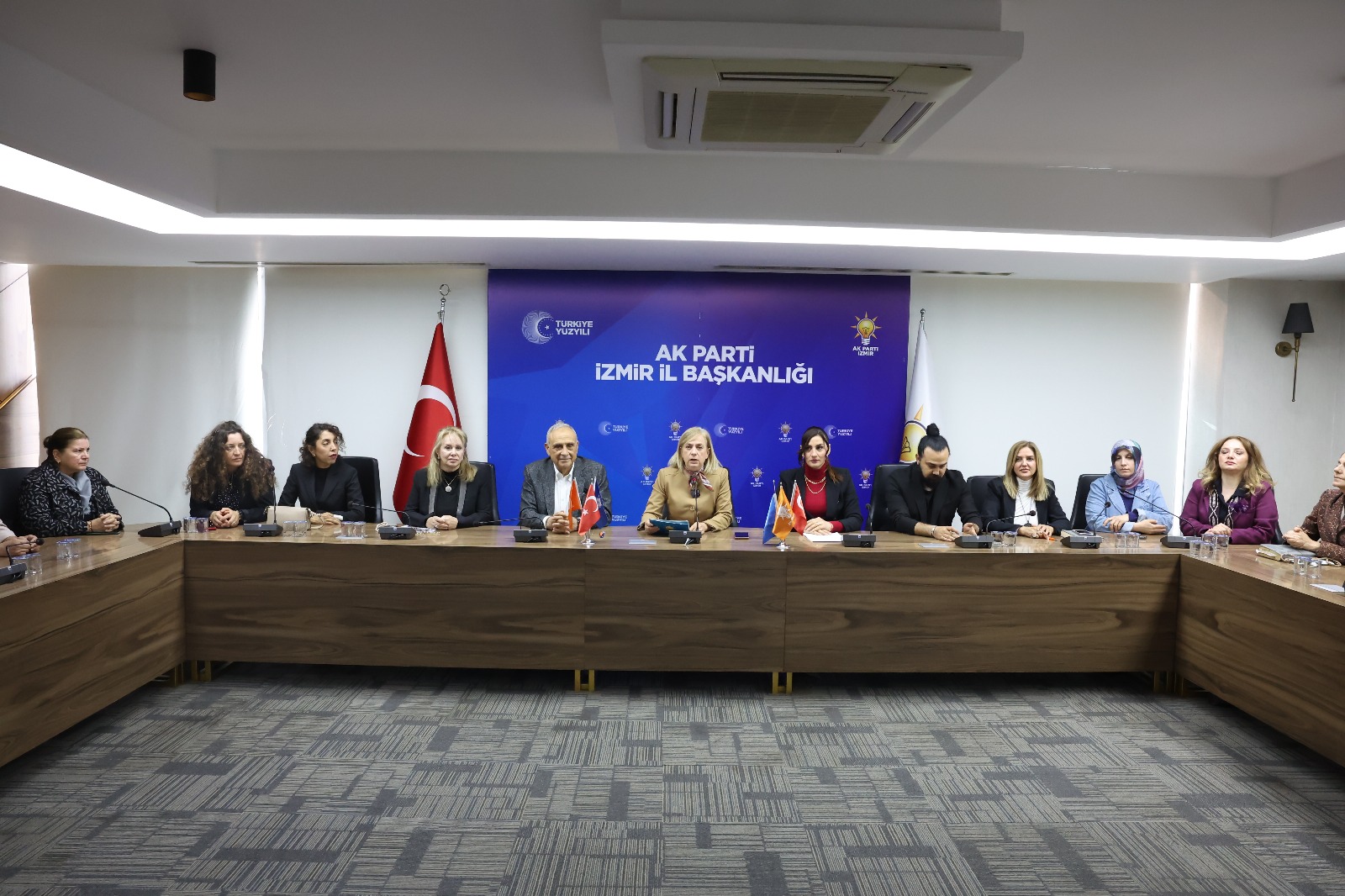 Ak Kadın İzmir’den 25 Kasım Mesajı 'Şiddet Insanlık Suçudur' (1)