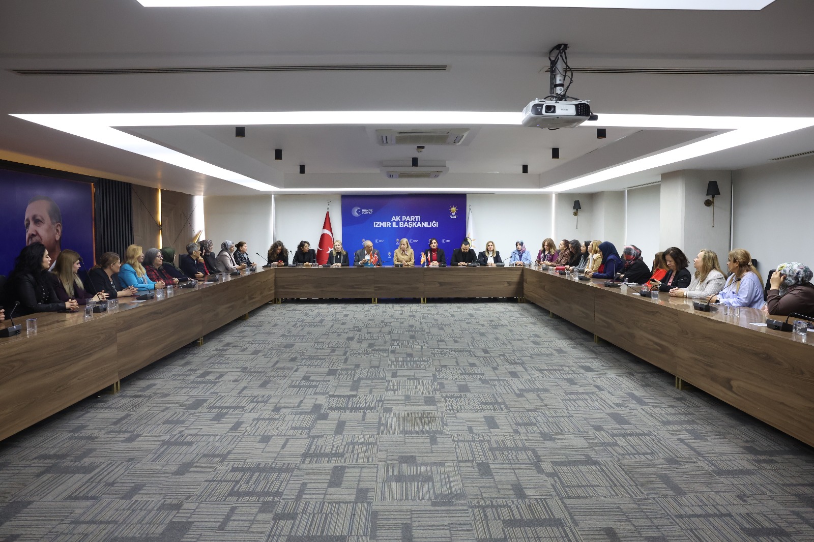 Ak Kadın İzmir’den 25 Kasım Mesajı 'Şiddet Insanlık Suçudur' (3)