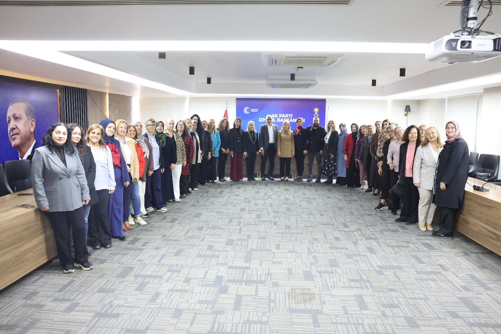 Ak Kadın İzmir’den 25 Kasım Mesajı 'Şiddet Insanlık Suçudur' (4)