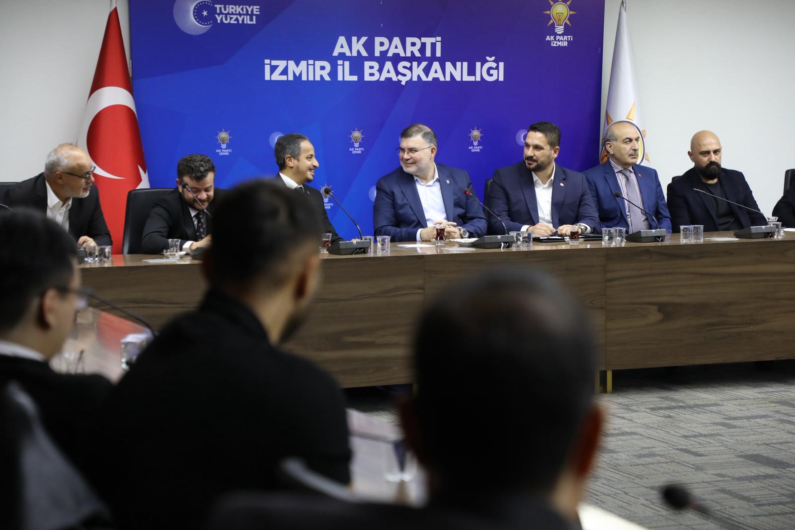 Ak Parti İzmir’de Rozet Töreni Chp’den Ayrılanlar Da Katıldı (2)