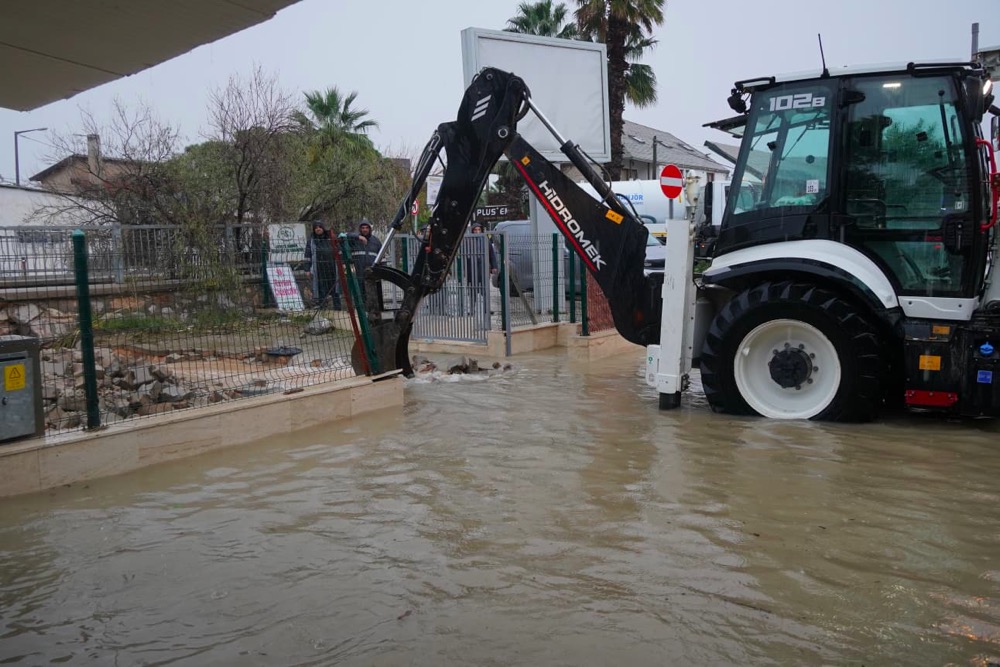 Alarm Verildi Çeşme’de Rekor Yağışa Seferberlik Yanıtı (1)