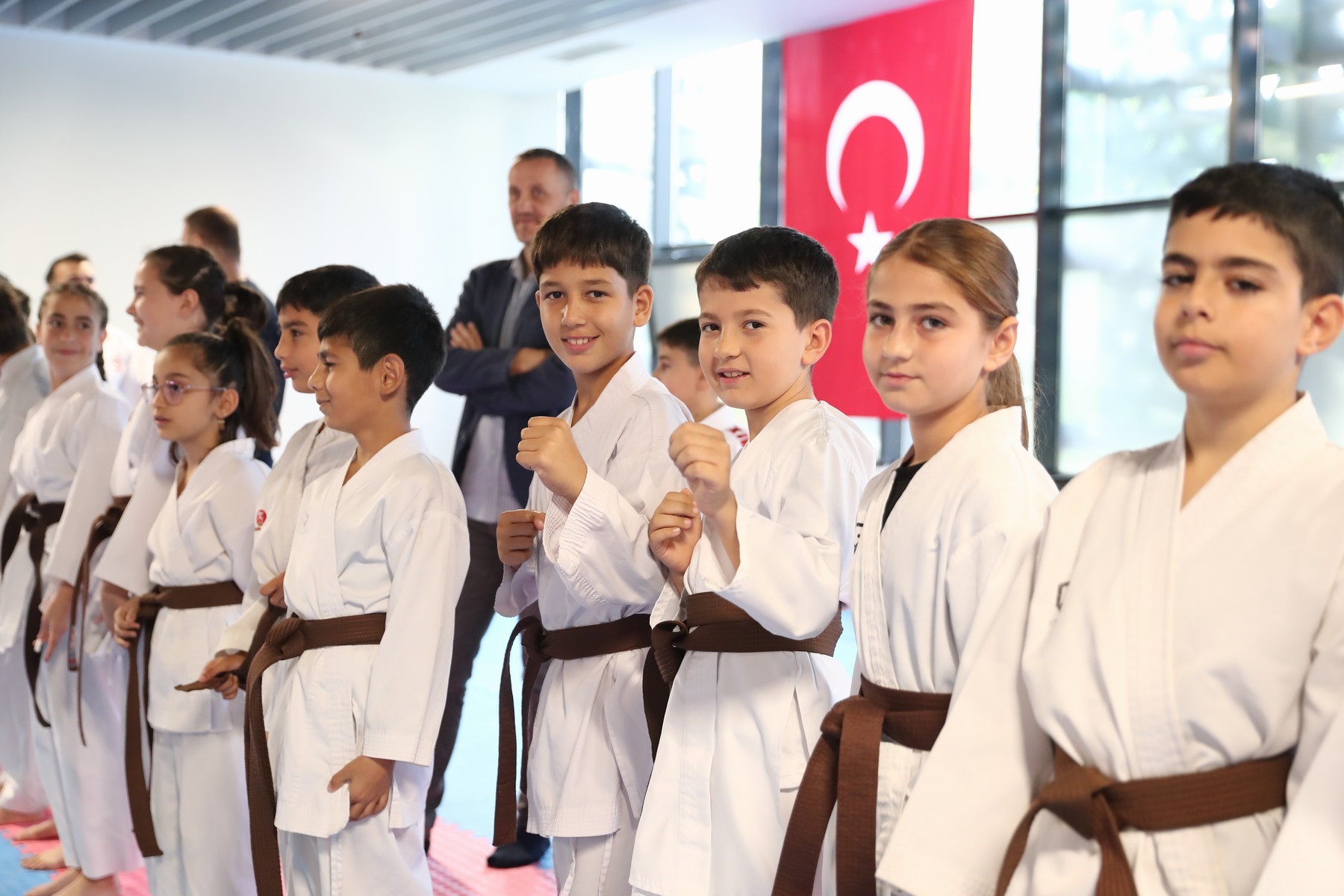 Aliağa Gençlik Merkezi Karate Kursu’nda 75 Sporcu Kuşak Atladı (1)