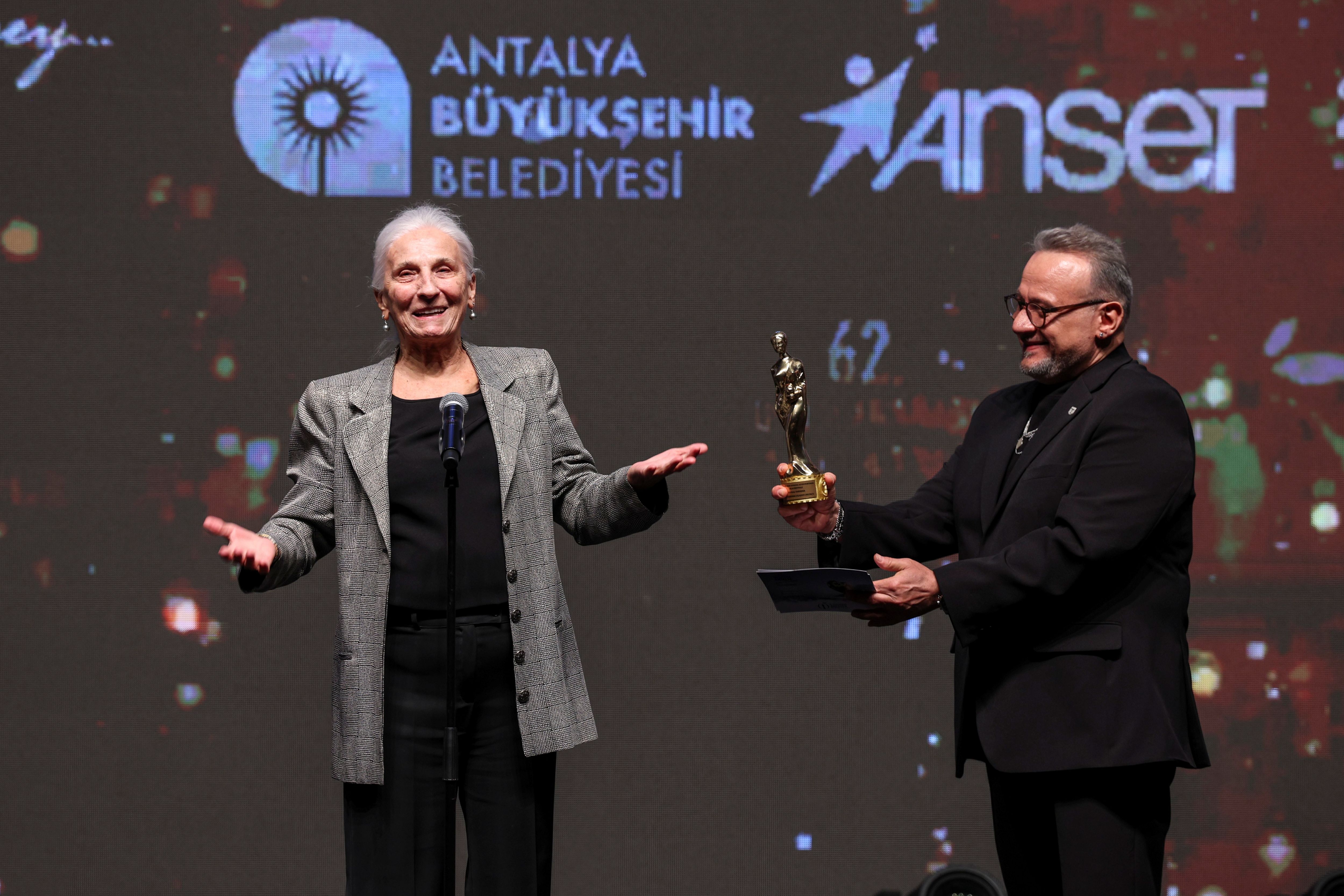 Altın Portakal’da Tarihi Gece Tavşan İmparatorluğu 7 Ödül Topladı (6)