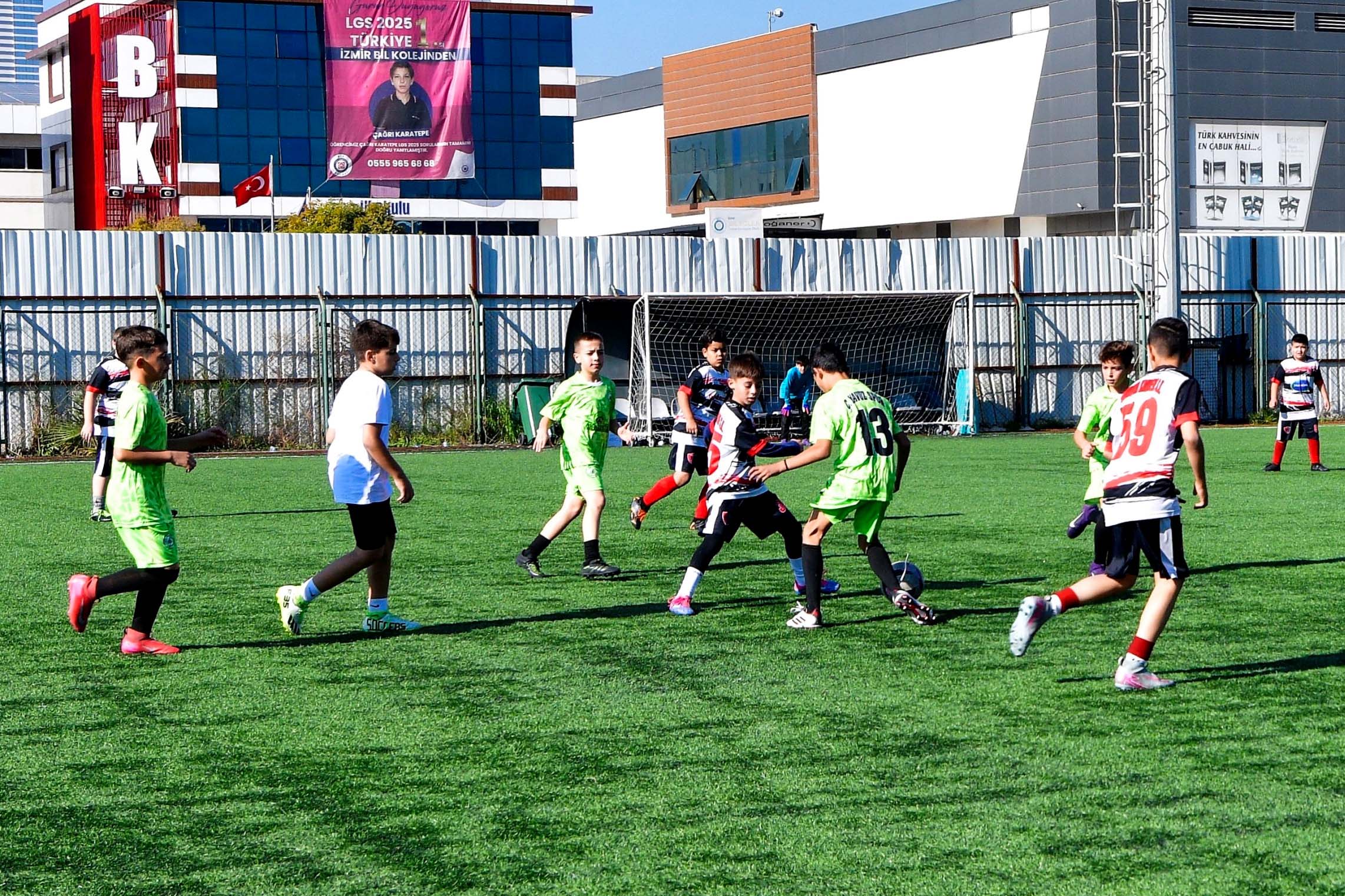 Atatürk, Bornova’daki Özel Turnuva Ile Anıldı Minikler 10 Kasım Için Sahaya Çıktı (7)