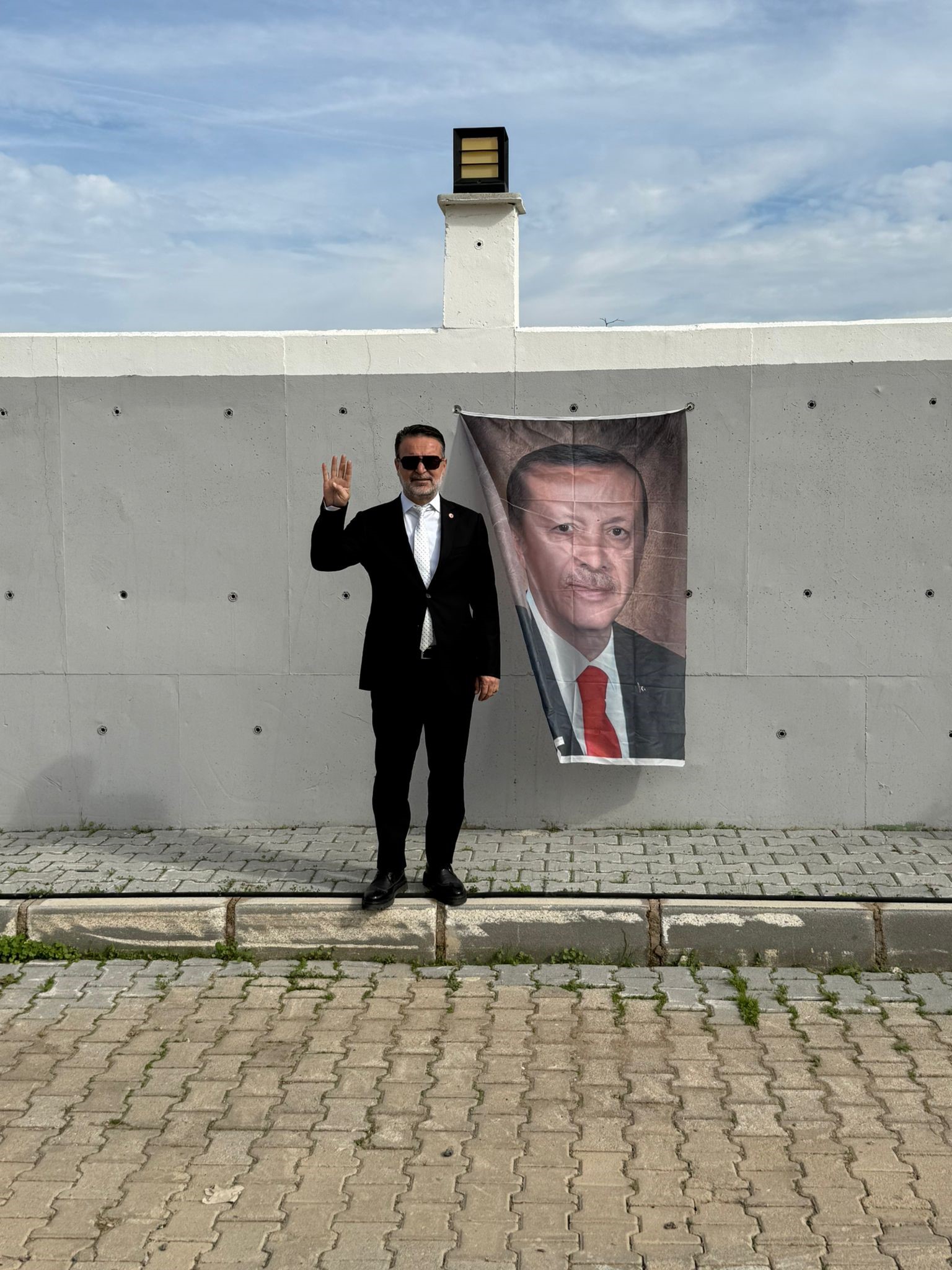 'Bağlılığımın Simgesi' Dedi, Evini Cumhurbaşkanı Erdoğan'ın Afişleriyle Kapladı! (2)