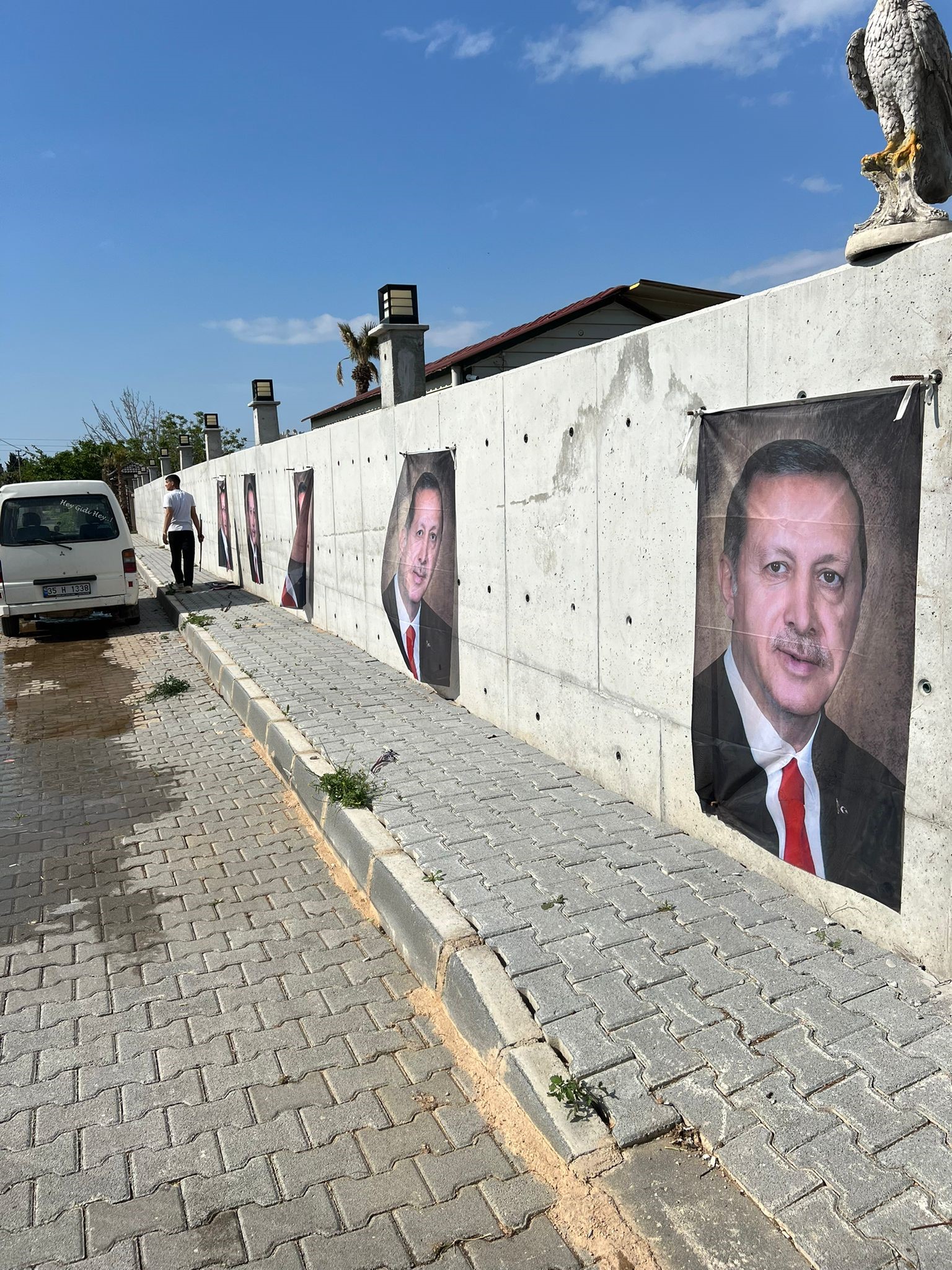'Bağlılığımın Simgesi' Dedi, Evini Cumhurbaşkanı Erdoğan'ın Afişleriyle Kapladı! (3)
