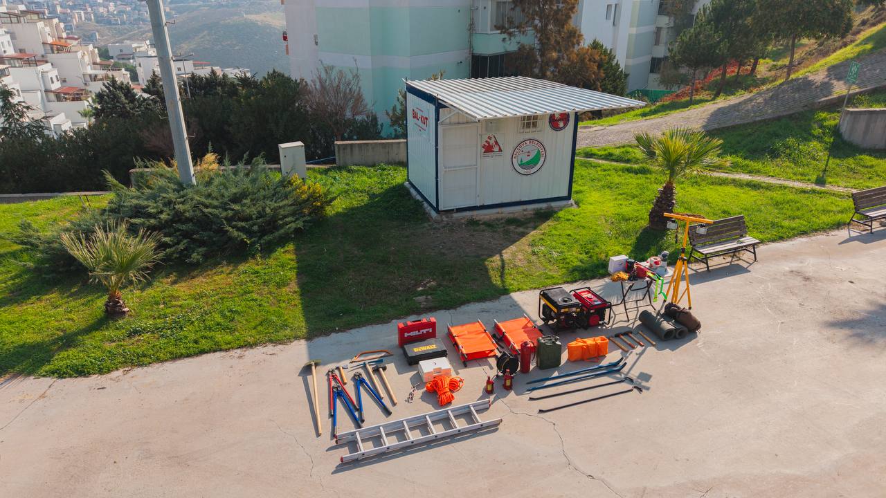 Balçova Belediyesi, Olası Afetlerde Hızlı Müdahale Ve Koordinasyonu Sağlamak Amacıyla Ilçenin Farklı Noktalarına 8 Adet Afet Tankı Yerleştirdi. (1)